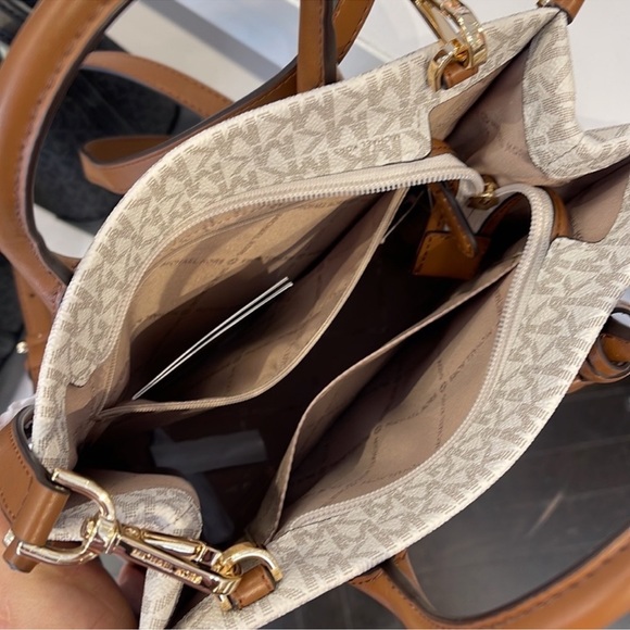 Michael Kors Mirella Small Shopper Top Zip Crossbody Bag Vanilla Logo MK
NWT - Picture 3 of 16